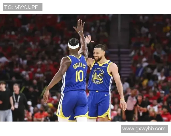 勇士与魔术对决库里精彩集锦回顾展现超级球星的绝佳表现
